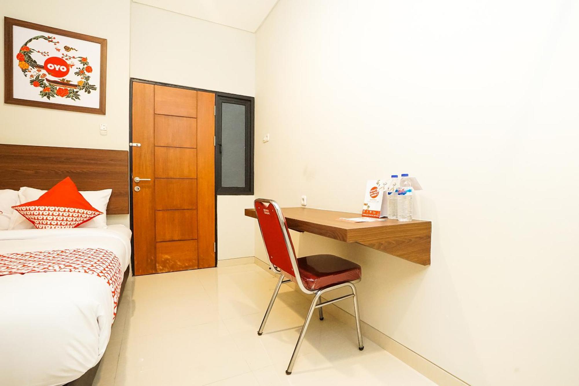 Super Oyo Capital O 449 The Colins Hotel Keputih Exterior photo