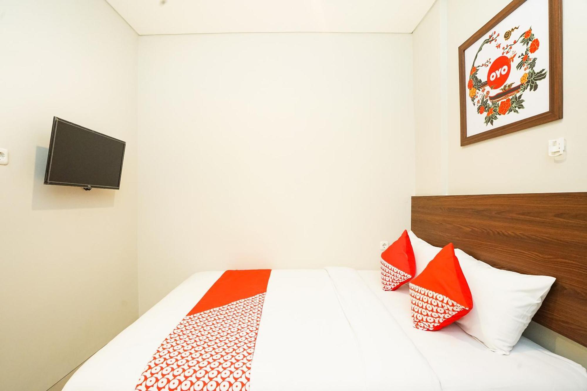 Super Oyo Capital O 449 The Colins Hotel Keputih Exterior photo