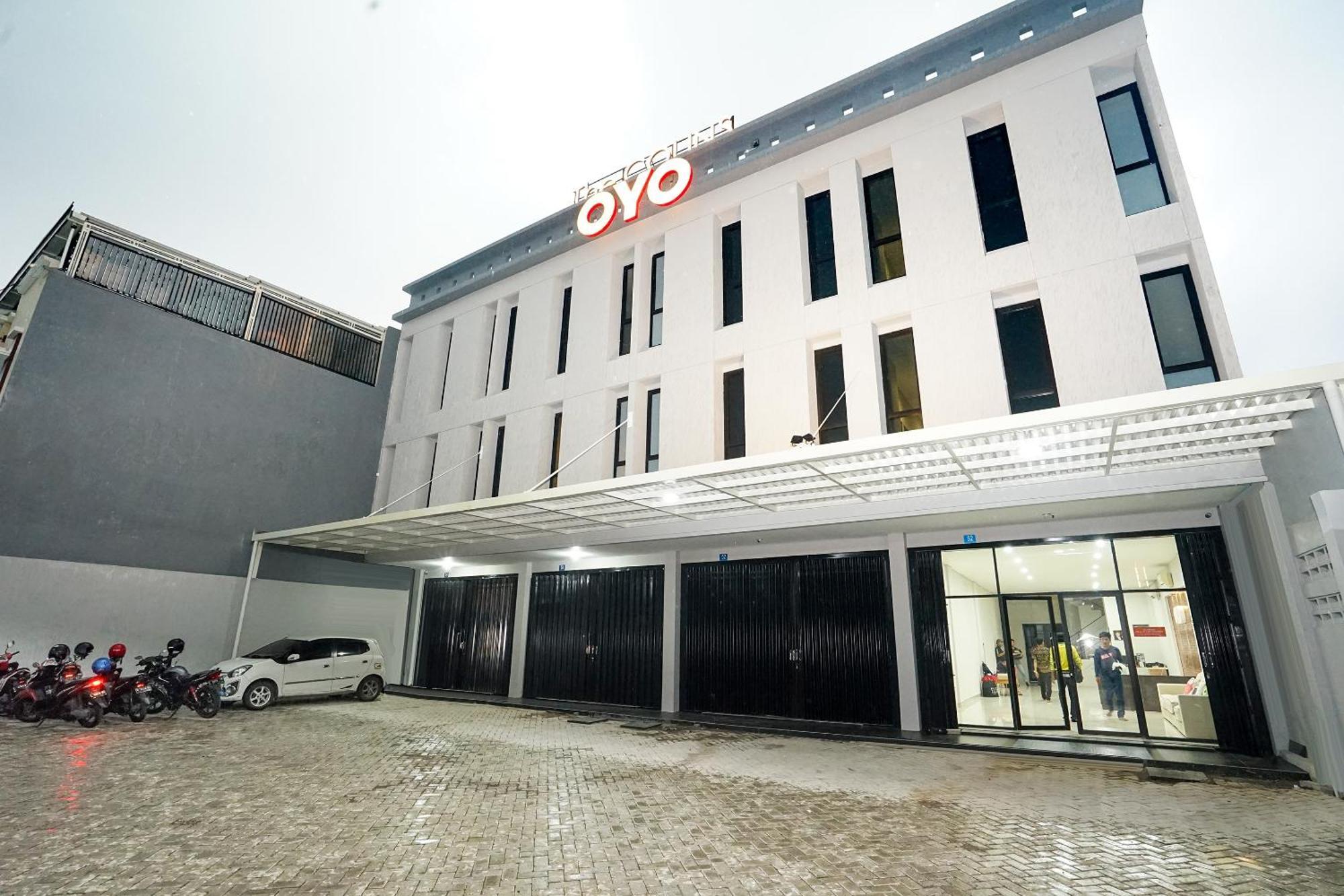 Super Oyo Capital O 449 The Colins Hotel Keputih Exterior photo
