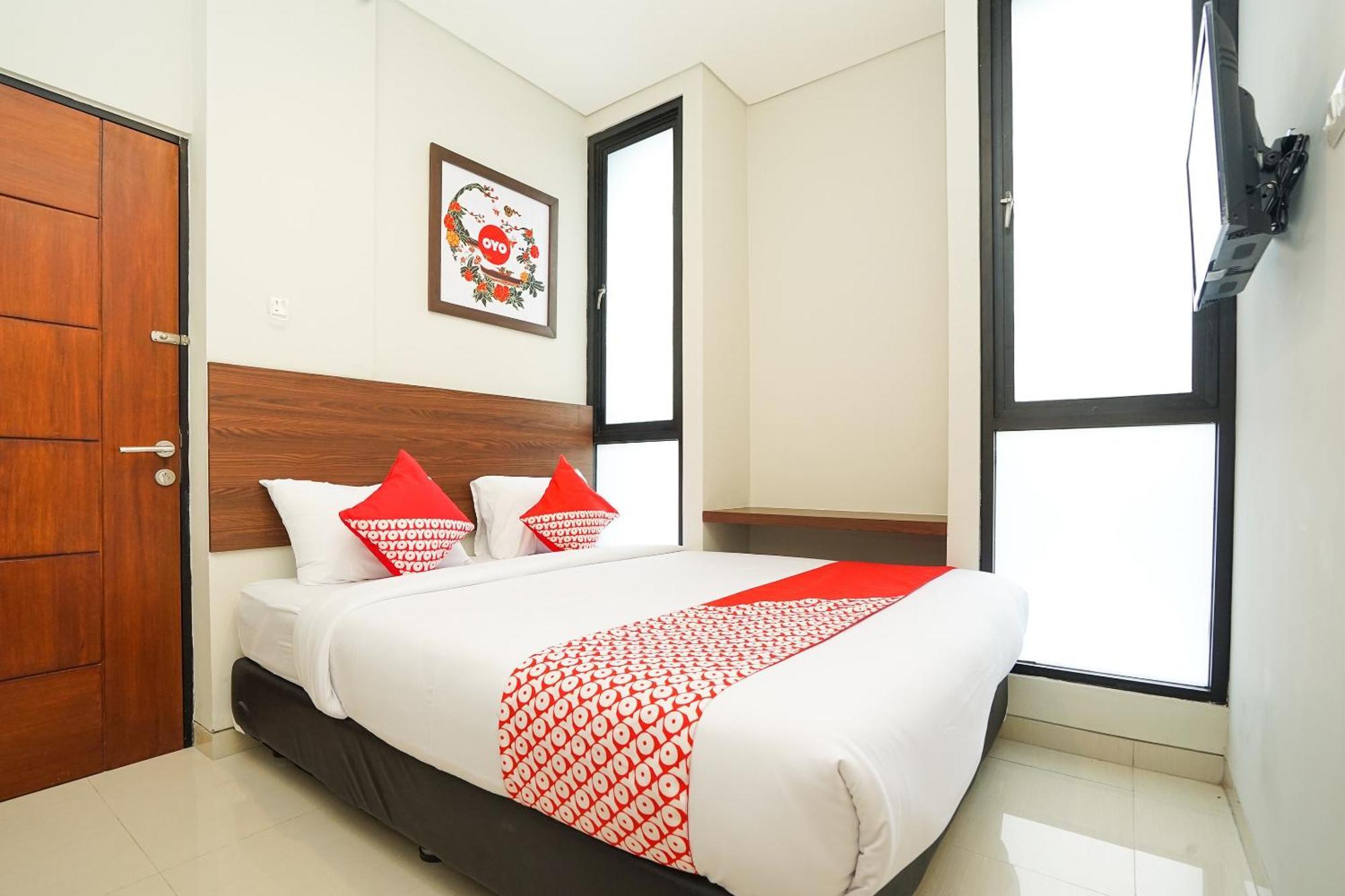 Super Oyo Capital O 449 The Colins Hotel Keputih Exterior photo
